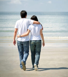 Romantisk par går tur på stranden