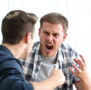 To menn ser sinte ut og begynner å slåss
